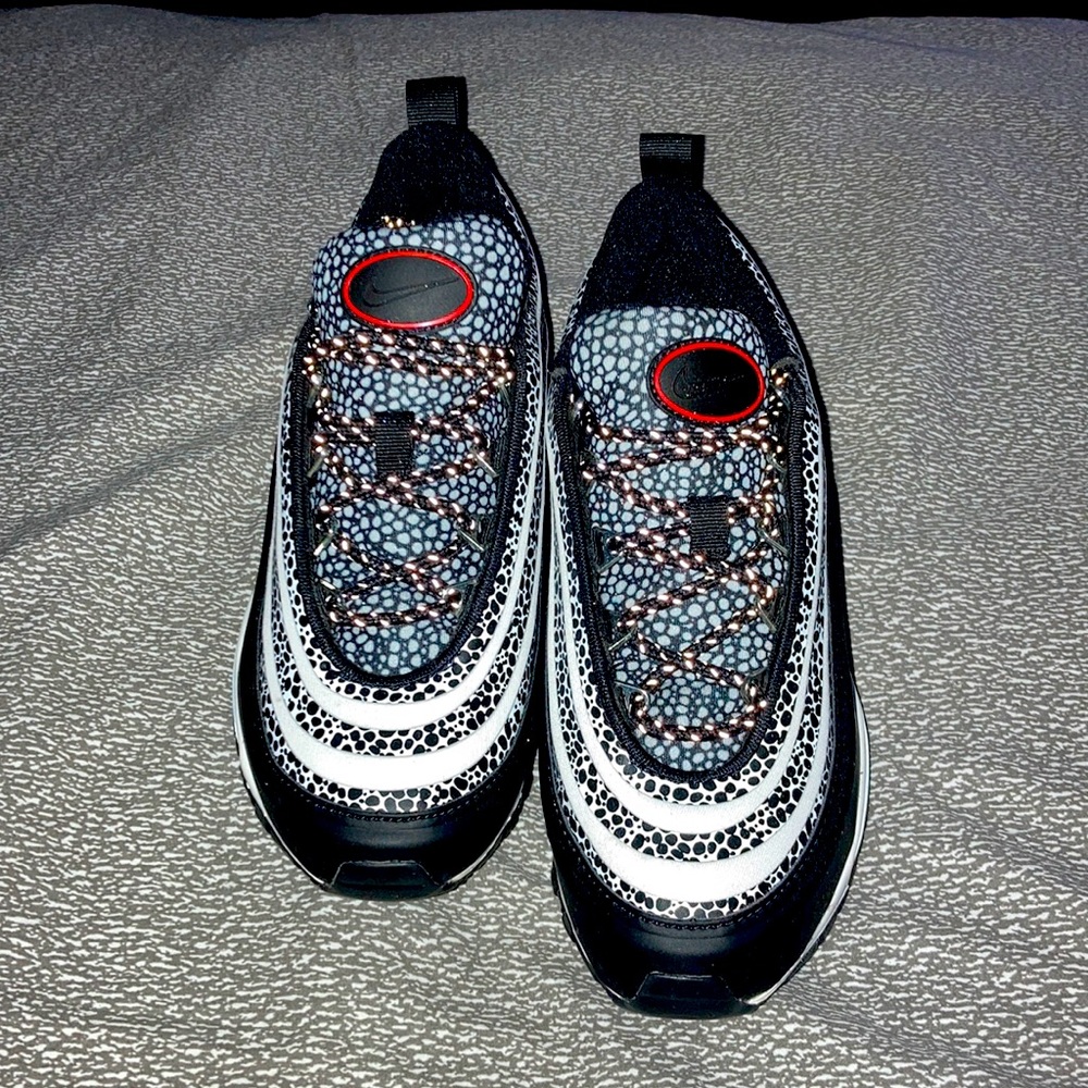 Black and white Air max for women size 6.5